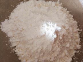 所有粉类称重放进盆里