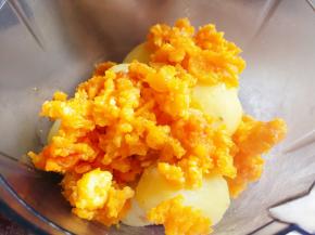 把熟的咸鸭蛋黄和蒸熟的土豆放进料理机