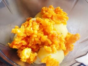 把熟的咸鸭蛋黄和蒸熟的土豆放进料理机