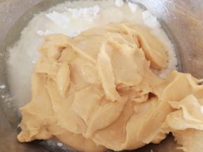 把土豆咸蛋黄泥放进面粉里，加入油