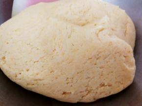 用刮刀翻拌成无干粉状态，加一点黑芝麻拌均匀（面团有点湿了，配方的土豆泥已经减少了）