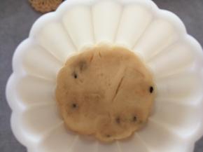 取20克左右的面团放进如意坊的月饼模具里面