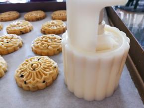 模具倒扣在垫了油纸的烤盘上，轻轻往下压，然后脱模，做了一半的时候可以预热烤箱，180度上下火10分钟左右