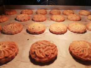 放进预热好的烤箱里面，180度上下火烤制20分钟左右，注意上色加盖锡纸