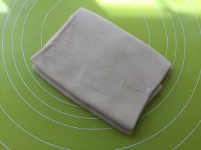 之后将面片的两边向中间对折一下，之后再对折，折成4折