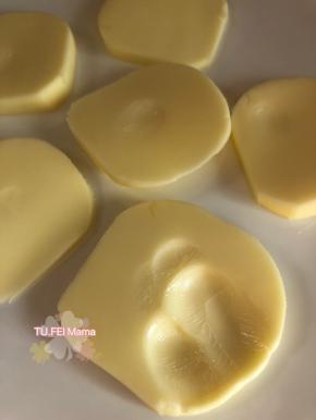 2. 黄油切片，常温软化的速度很快的。［着急做的千万别切成一大块室温软化］软化状态如图，用手去按，能轻易按下去，就是软化好了。