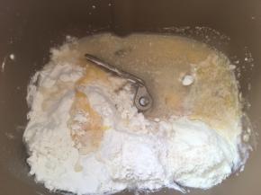 之后加入高筋面粉，低筋面粉，全蛋液，奶粉，酵母，加水启动揉面程序，将面粉活成面团