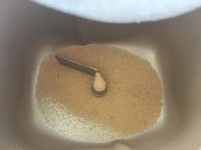 黄糖粉容易结块，先过筛15克颗粒比较小的到面包桶内