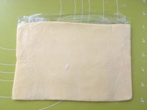 之后对折保鲜袋，用擀面杖将黄油擀均匀，入冰箱冻硬