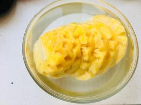 新鲜菠萝，用盐水泡一会儿。