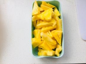 沥干水分切成小块儿。