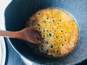 糖放入锅中加热，待它变成琥珀色，加入15毫升的沸水，搅拌均匀。