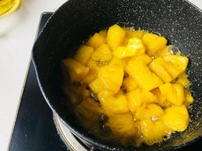待菠萝颜色变深，没有特别多水份了。加入黄油。