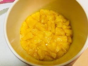 6寸模具，不沾的直接将菠萝摆放进去，阳极的需要在底部涂少许黄油。形状随自己喜欢摆放。