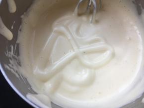 取3个常温鸡蛋。隔50度热水，分3次加入90克糖，将整蛋打发。待提取打蛋头，流淌下来的蛋液可以画一个8字，且不马上消失，就可以了。