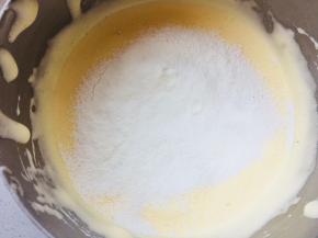 低粉提前过筛3次。分两次筛入打发的蛋液中。翻拌均匀。