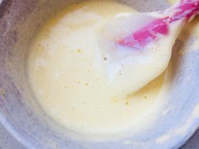 将牛奶与黄油加热至黄油融化，取一部分蛋液，与黄油牛奶混合。混合后倒回全部蛋糊中。翻拌均匀。