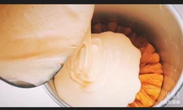 将蛋糊倒入之前摆放好焦糖菠萝的模具中。这部分兴奋的拍了个视频，忘记拍步骤图了。见谅。