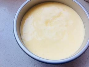 轻摔模具震荡出气泡。