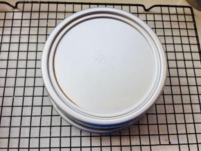 出炉后，轻摔模具震出热气。然后倒扣5分钟后，脱模冷却。