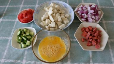 所有食材切小块
鸡蛋打散