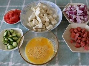 所有食材切小块
鸡蛋打散