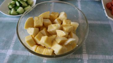 馒头块倒入蛋液中
搅拌均匀