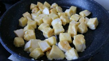 锅中倒油  倒入馒头块炒至金黄色
再倒出备用