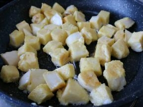 锅中倒油  倒入馒头块炒至金黄色
再倒出备用