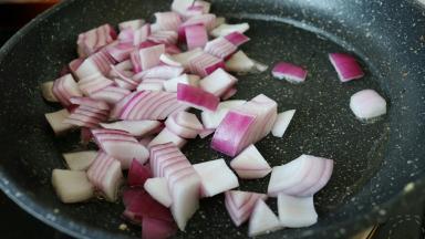 余油将洋葱炒至透明