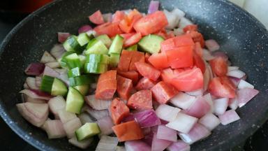 倒入黄瓜 火腿 西红柿翻炒均匀