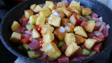 倒入馒头块 盐 番茄酱 生抽调味
大火炒匀即可