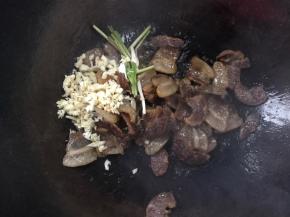 放入蒜末和香葱段爆香