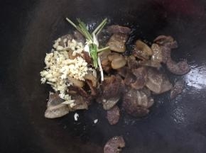 放入蒜末和香葱段爆香