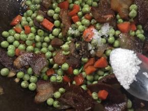 调入盐：白糖和胡椒粉，炒匀入味即可