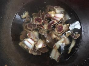 腊肉洗净切薄片，冷水下锅煮开