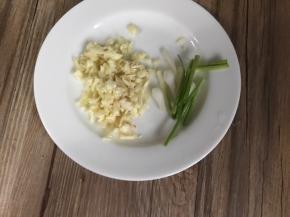 备好蒜末和香葱段