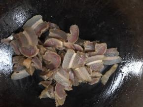 热锅放入腊肉煎炒出油