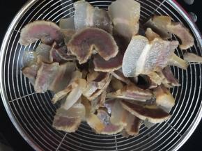 煮好的腊肉，捞出沥水