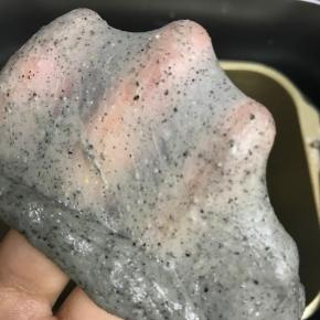 除黄油外所有材料放入面包桶中揉至完全阶段。黑芝麻核桃酱没有可以不放，我是家里刚好有就放了一些。