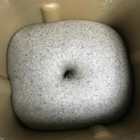 揉好的面团稍微滚圆，放入面包桶中发酵至2倍大。 手指沾少许面粉戳洞，不塌陷不回缩即可。