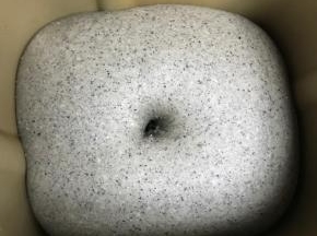 揉好的面团稍微滚圆，放入面包桶中发酵至2倍大。 手指沾少许面粉戳洞，不塌陷不回缩即可。