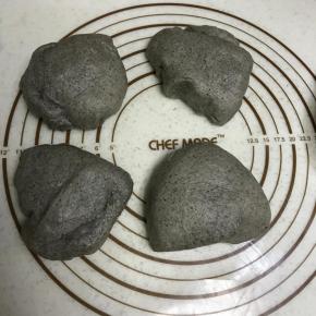 发酵好的面团取出，均分为4份