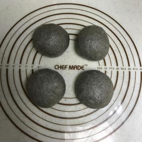 滚圆，盖保鲜膜松弛15-20分钟