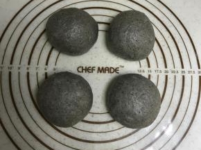 滚圆，盖保鲜膜松弛15-20分钟