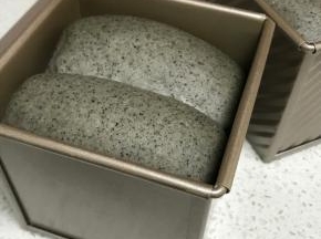 发酵至8分满后加盖子，放入预热好的烤箱下层，下火165度，上火160度。30分钟左右，学厨水立方模具顶部容易上色，适当降低上火温度。
