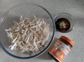 备齐所用的酱料，不喜欢胡椒粉的可以不放。喜欢更咸一点的，可以多加一些蚝油。