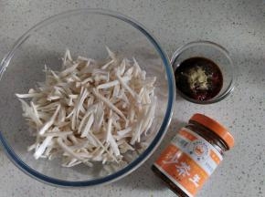 备齐所用的酱料，不喜欢胡椒粉的可以不放。喜欢更咸一点的，可以多加一些蚝油。