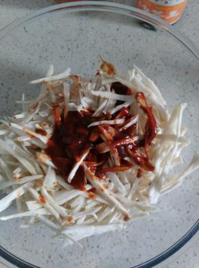 将其他酱料也一同倒入杏鲍菇丝中