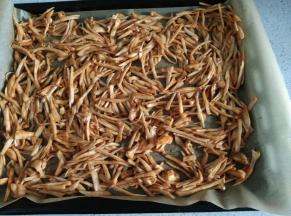 烤盘中铺油纸，将杏鲍菇丝平铺在烤盘上。开启热风模式150度 30分钟左右，取出翻面，140度在继续烤30分钟至杏鲍菇丝略干状态即可。最后20分钟要记得经常翻动，使其受热均匀。温度及时间仅供参考，各位请根据自家烤箱脾气进行调节。